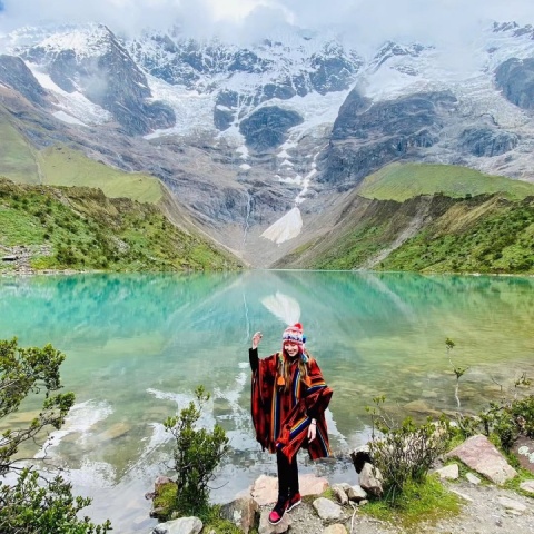 Tourist with Andean poncho at Humantay Lake | Ultimate Trekking