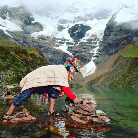 Shaman making apacheta at Humantay Lake | Ultimate Trekking