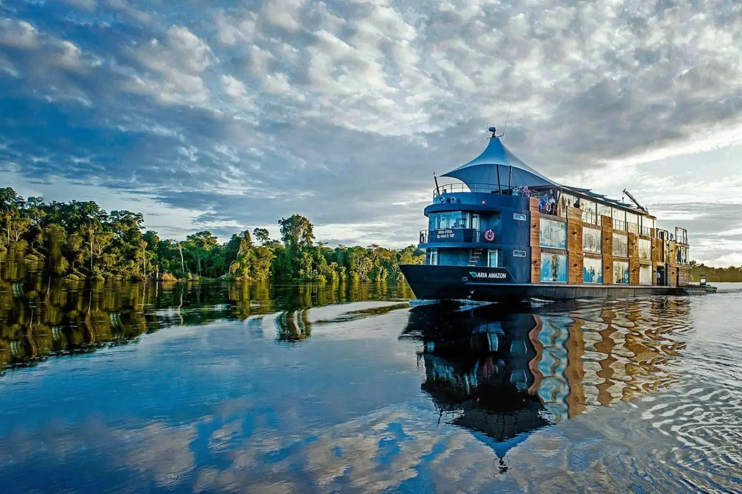 Luxury cruise sailing through the jungle of Piura famous landmarks in Peru | Ultimate Trekking