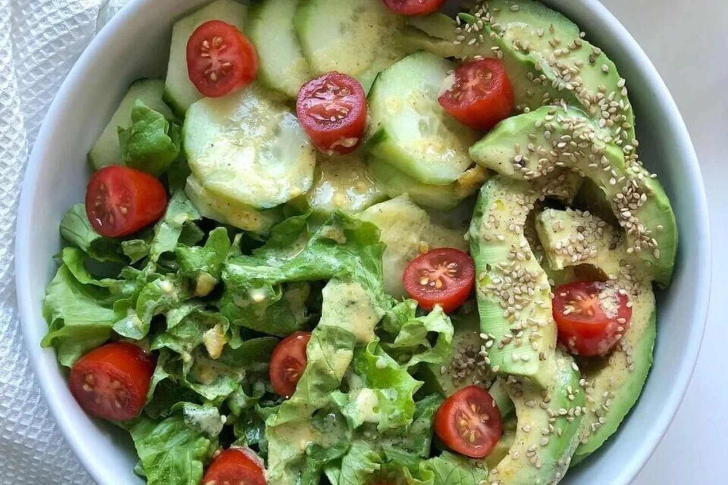 Ensalada fresca con pepino tomate lechuga y palta | Ultimate Trekking