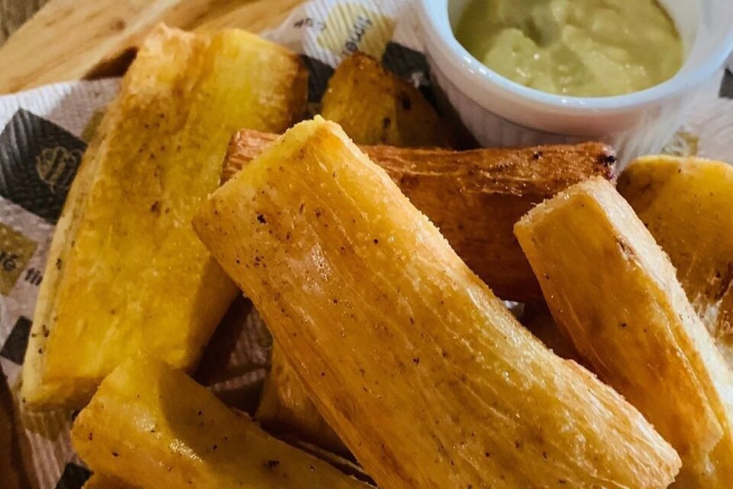 Yuca frita crujiente listo para acompañar al pollo a la brasa | Ultimate Trekking