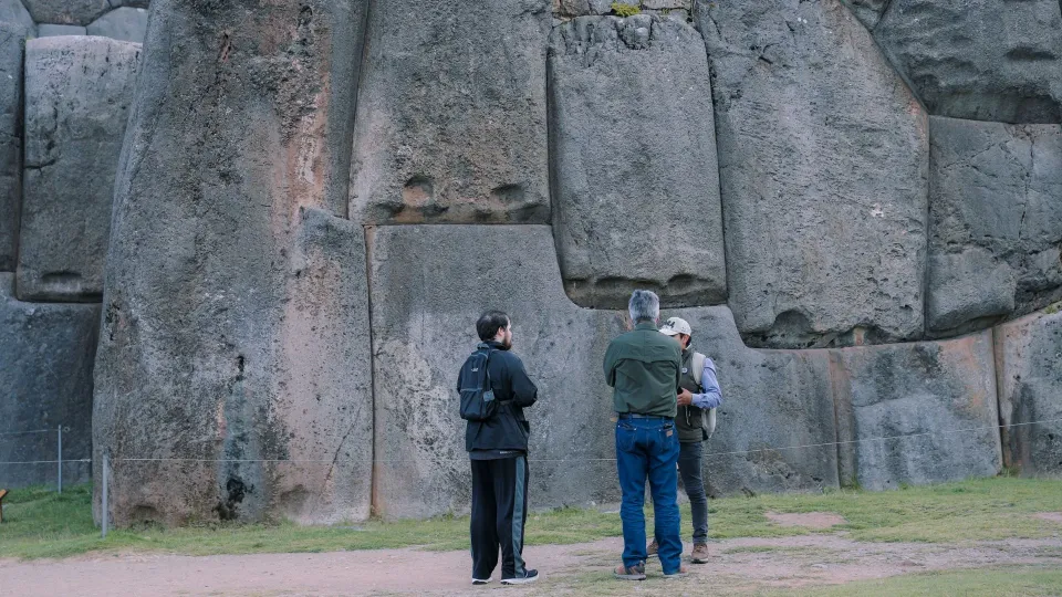 Tourists in Sacsayhuaman | Ultimate Trekking