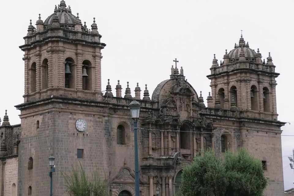 Facade of the Cusco cathedral | Ultimate Trekking