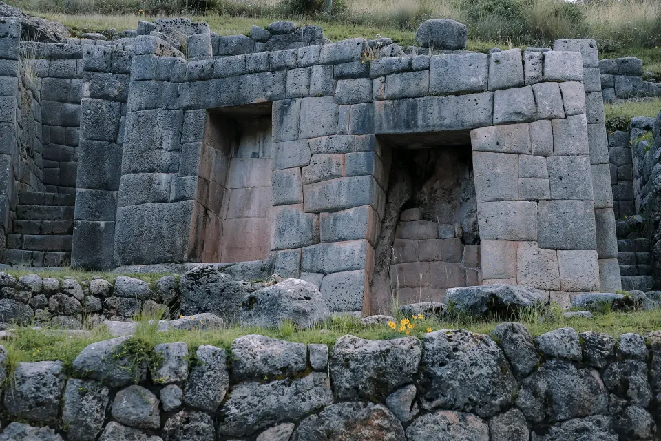 The wall of the two niches in Tambomachay | Ultimate Trekking