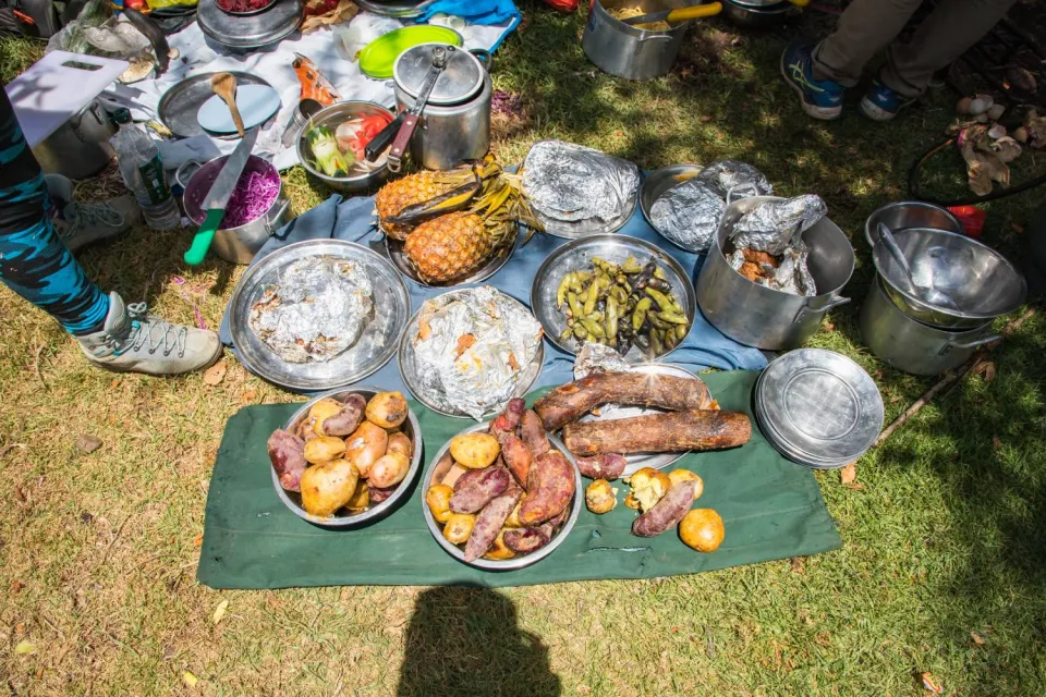 Preparation of the pachamanca during the last day of the Choquequirao trek | Ultimate Trekking