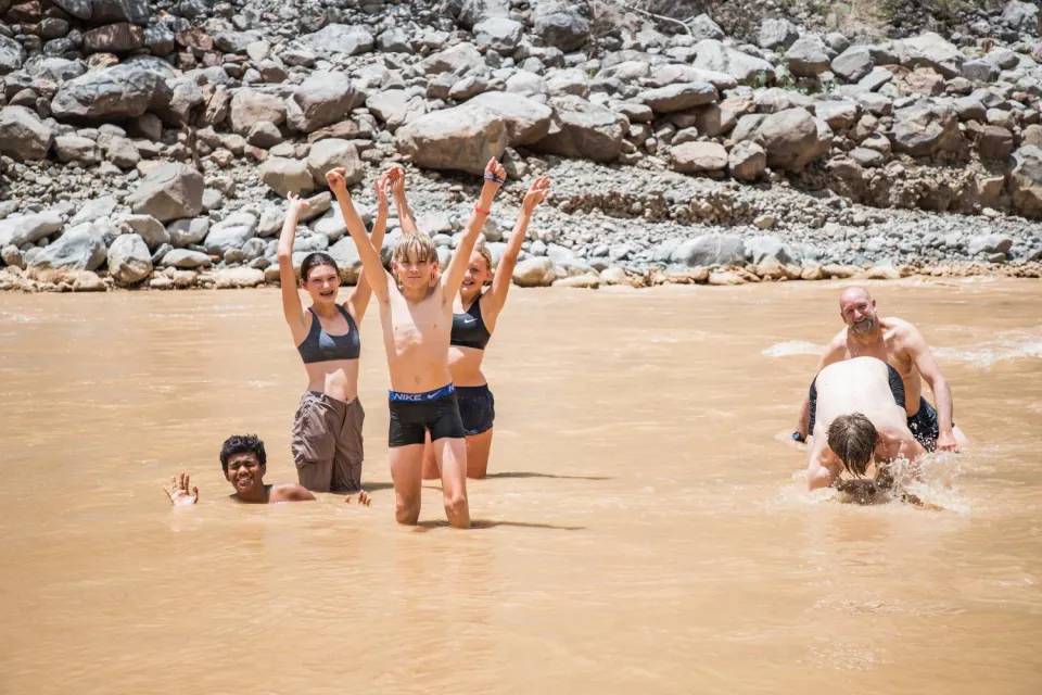 Ultima Trekking passengers bathing in the waters of the Apurímac River | Ultimate Trekking
