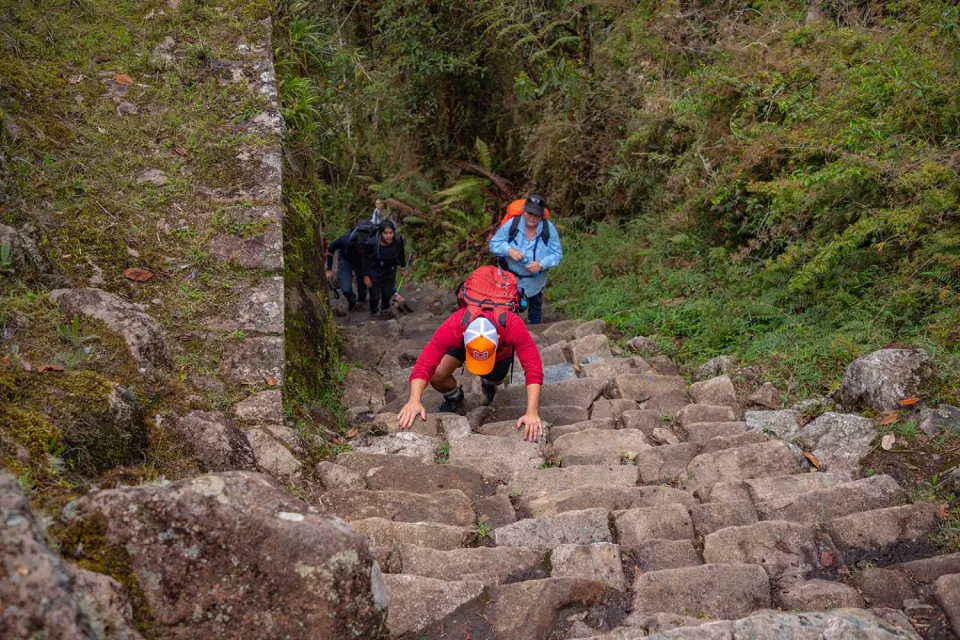 Tourist climbing the stairs almost at a standstill on the Inca Trail | Ultimate Trekking