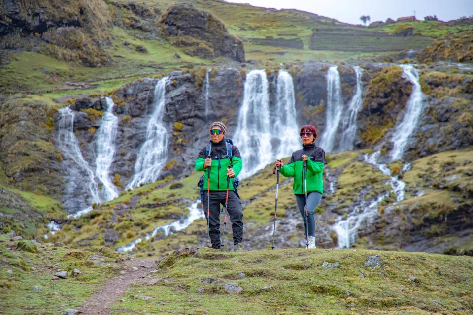 Kiswarani waterfall, one of the landscapes during the Lares trek | Ultimate Trekking