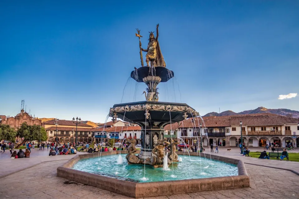 The water fountain in the Plaza de Armas of Cusco with the statue of the Inca Pachacutec on top | Ultimate Trekking