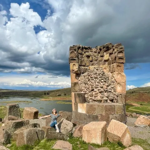 Tourist in front of one of the chullpas of sillustani | Ultimate Trekking