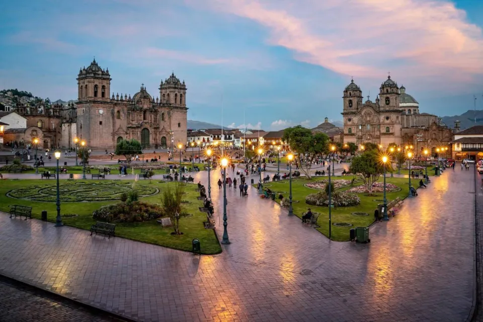Cusco's main square at sunset | Ultimate Trekking