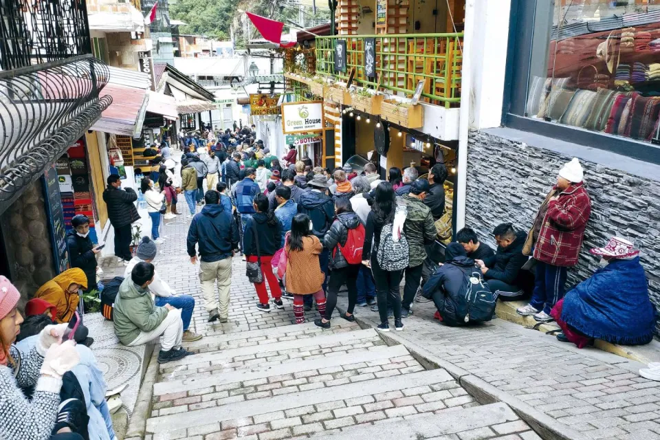 People queuing to buy entry tickets to Machu Picchu | Ultimate Trekking