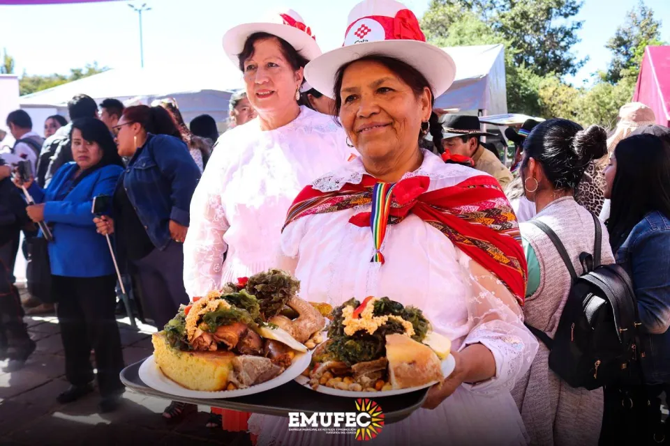 lady holding two plates of chiriuchu in her hands | Ultimate Trekking