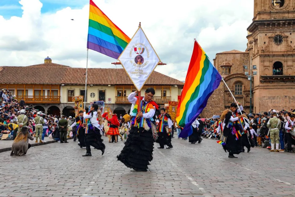 Dancers carrying the flag of cusco | Ultimate Trekking