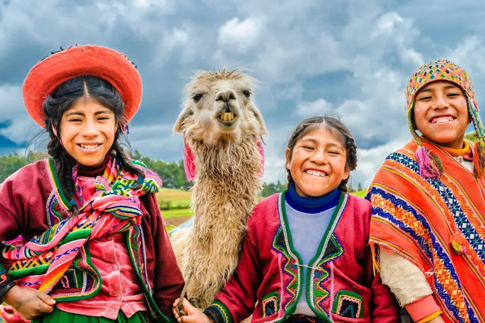 Children of the Quechua people next to their llama | Ultimate Trekking