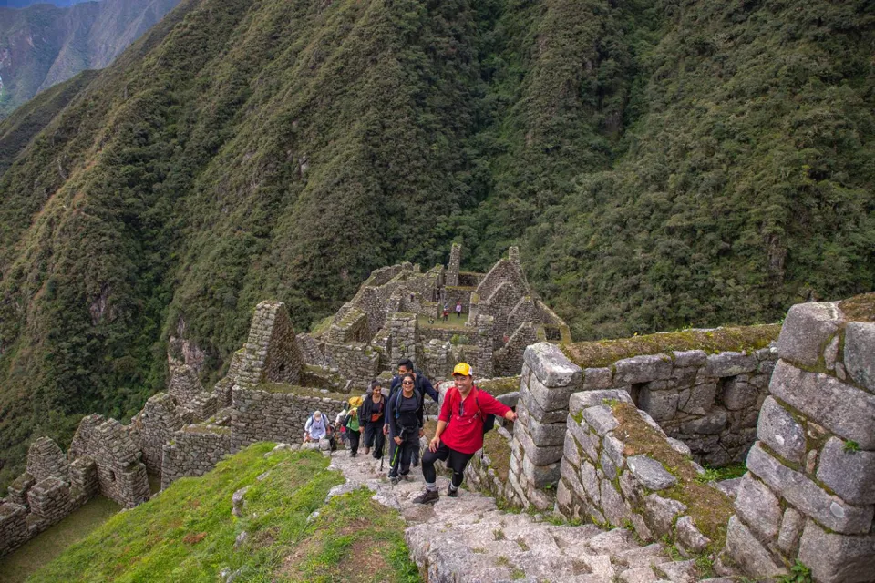Group of tourists climbing up Wiñaywayna | Ultimate Trekking