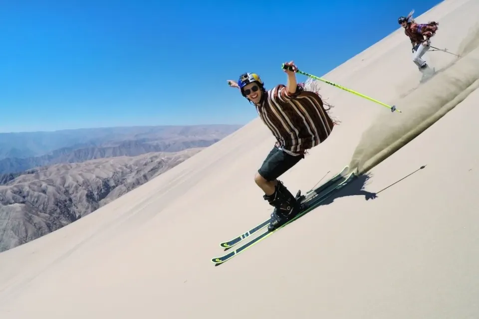 Tourists sandboarding in Cerro Blanco | Ultimate Trekking