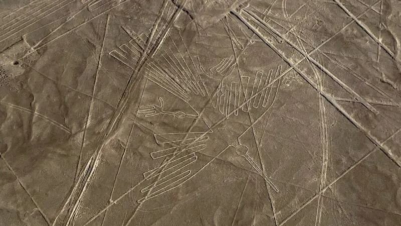 Geoglyph of the Condor of the nazca lines | Ultimate Trekking