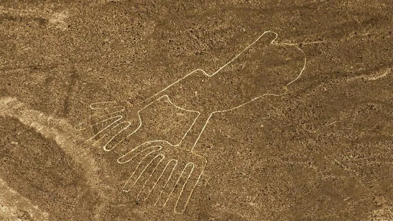 Geoglyph of the Hands of the nazca lines | Ultimate Trekking