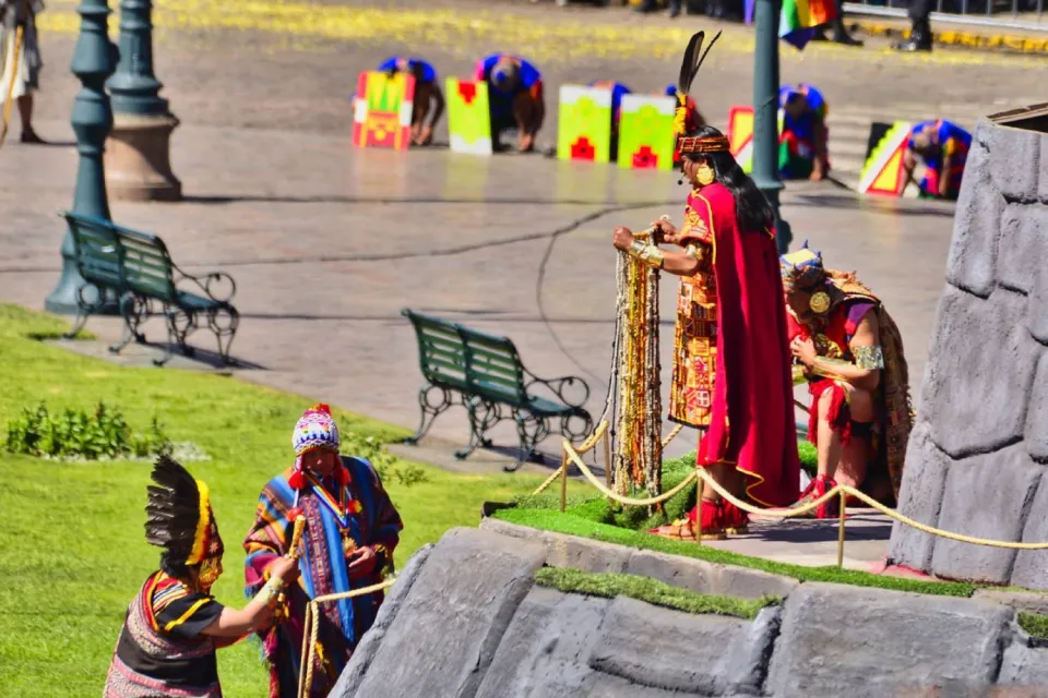 The Inca receiving the quipu from quipucamayoc | Ultimate Trekking | Ultimate Trekking