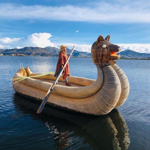Tourist kayaking on Lake Titicaca | Ultimate Trekking